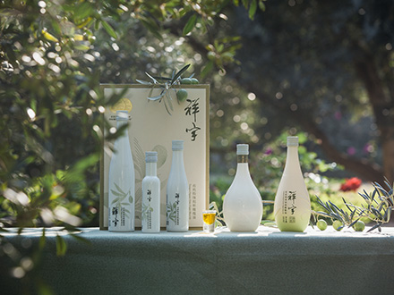 祥宇特級(jí)初榨橄欖油，純手工采摘、精選優(yōu)質(zhì)油橄欖鮮果，用意大利貝亞雷斯全自動(dòng)設(shè)備物理冷榨工藝，在鮮果采摘后8小時(shí)內(nèi)限時(shí)鮮榨而成。