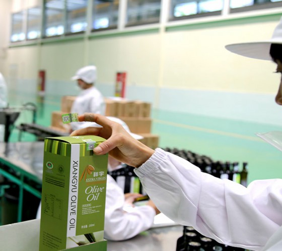 公司國(guó)通“訂單農(nóng)業(yè)”模式，獨(dú)創(chuàng)8小時(shí)限時(shí)鮮榨，從手工采摘、按質(zhì)收購(gòu)、便捷運(yùn)輸、純物理冷榨、充氮低恒溫儲(chǔ)存、灌裝等全程管理，并通過(guò)嚴(yán)格的品質(zhì)控..