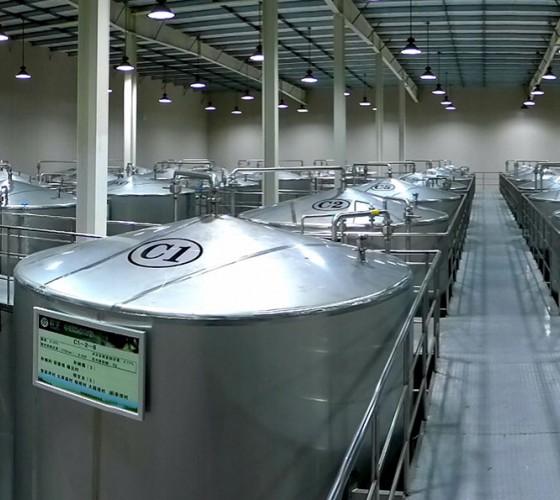 公司擁有都橄欖行業(yè)中亞洲最大的萬(wàn)噸標(biāo)準(zhǔn)化恒溫避光隔氧儲(chǔ)油庫(kù)，具備最佳的15℃-22℃低恒溫儲(chǔ)存環(huán)境。全部?jī)?chǔ)油罐采用食品級(jí)專(zhuān)用不銹鋼制作，采用..